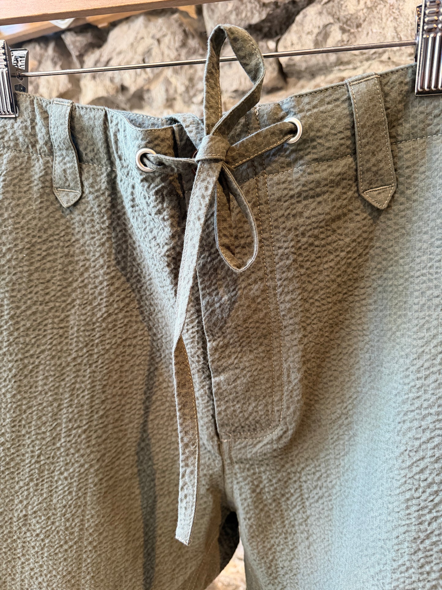 FLEURS DE BAGNE - LE PANTALON "LE NERVI" SEERSUCKER KAKI